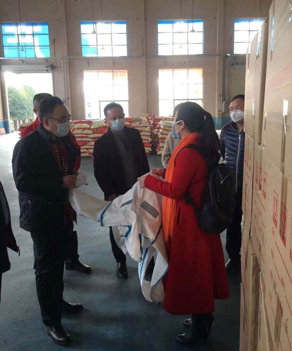 湖南省藥檢局局長及湘潭市藥監局局長一行來湖南華大了解口罩、防護服滅菌細節